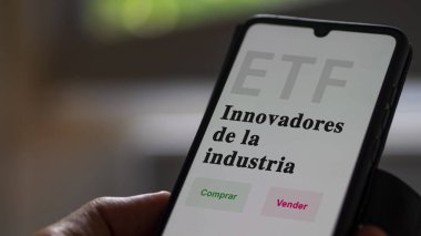 Etf fonunu analiz eden bir yatırımcı. ETF İspanyolca metni: Endüstri Yenilikçileri, satın al ve sat.