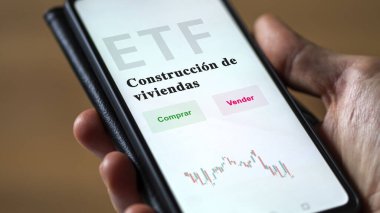 Etf fonunu analiz eden bir yatırımcı. İspanyolca ETF metni: Ev yapımı, satın alma ve satma.