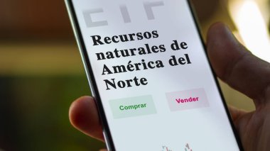 Etf fonunu analiz eden bir yatırımcı. İspanyolca ETF metni: Kuzey Amerika Doğal Kaynakları, satın al ve sat.