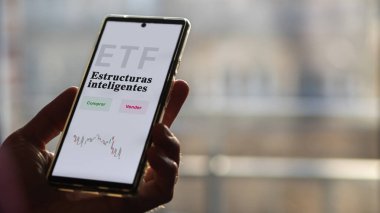 Etf fonunu analiz eden bir yatırımcı. ETF 'nin İspanyolca metni: Akıllı Yapılar, satın al-sat.