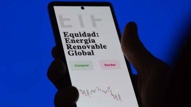 Etf fonunu analiz eden bir yatırımcı. ETF İspanyolca metni: Equity: Küresel Yenilenebilir Enerji, satın al, sat.