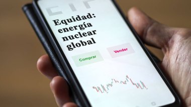 Etf fonunu analiz eden bir yatırımcı. İspanyolca ETF metni: Equity: Küresel Nükleer Enerji, satın al, sat.