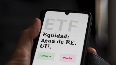 Etf fonunu analiz eden bir yatırımcı. İspanyolca ETF metni: Equity: ABD Su, satın al, sat.