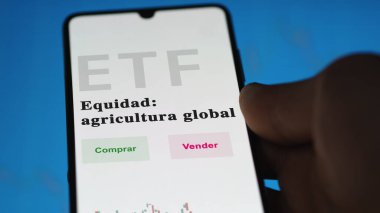 Etf fonunu analiz eden bir yatırımcı. ETF İspanyolca metni: Equity: Küresel Tarım, satın alma ve satma.