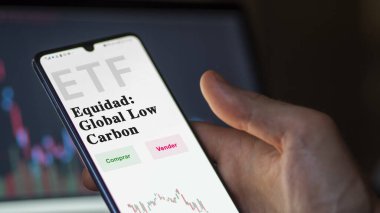 Etf fonunu analiz eden bir yatırımcı. ETF 'nin İspanyolca metni: Equity: Global Düşük Karbon, satın al, sat.