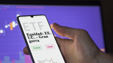 Etf fonunu analiz eden bir yatırımcı. İspanyolca ETF metni: Equity: ABD - Büyük Cap, satın al, sat.