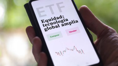 Etf fonunu analiz eden bir yatırımcı. ETF 'nin İspanyolca metni: Equity: Global Broad Technology, buy and sell.