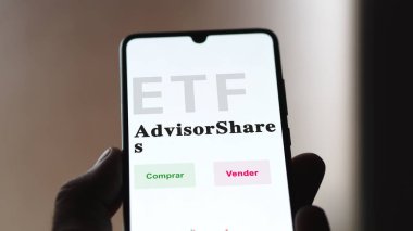 Mart 2023, etf fonunu analiz eden bir yatırımcı. İspanyolca ETF metni: Danışman Paylaşım, satın al, sat.