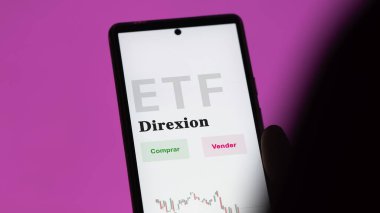 Etf fonunu analiz eden bir yatırımcı. İspanyolca ETF metni: Direxion, buy, sell.