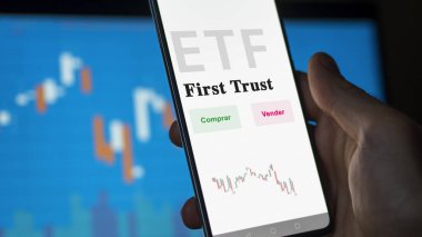 Etf fonunu analiz eden bir yatırımcı. İspanyolca ETF metni: İlk Güven, satın al ve sat.