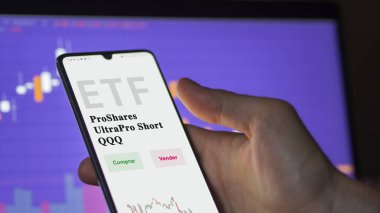 Etf fonunu analiz eden bir yatırımcı. İspanyolca ETF metni: Proshare UltraPro Short QQQ, al, sat.