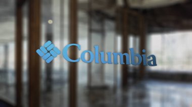 20 Kasım 2023. Columbia Spor Giyim 'in logosu bir iş bölgesindeki bir salonun camında...