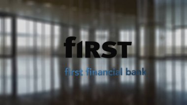 20 Kasım 2023. Bir iş bölgesindeki bir salonun camındaki First Financial Bankshare logosu...