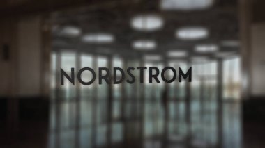 20 Kasım 2023. Nordstrom 'un logosu bir iş bölgesindeki bir salonun camında...