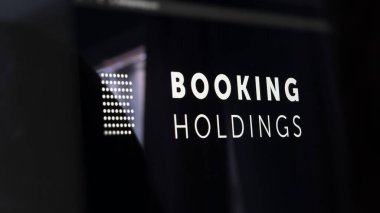 Rezervasyon Holding BKNG haberlerine bakan bir yatırımcı. Yatırım için Rezervasyon Holding haberlerini gösteren bir ekran