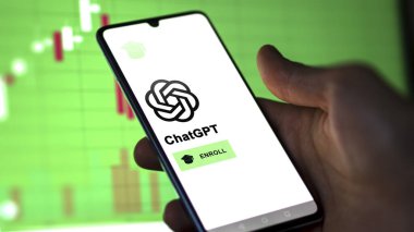 03 Ocak 2024. Öğrenci bir telefon üzerinden ChatGPT programına kaydoluyor, e-öğrenme yoluyla yapay zeka sertifikası