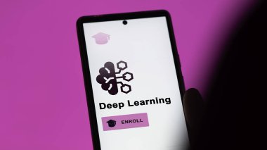 03 Ocak 2024. Öğrenci, Derin Öğrenme programına e-öğrenme yoluyla yapay zeka sertifikası alan bir telefonla kaydoluyor.