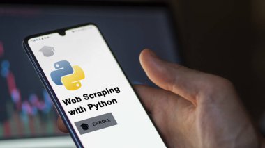 03 Ocak 2024. Öğrenci telefon üzerinden Python programı ile Web Scraping 'e kaydoluyor, e-öğrenme ile canlandırıcı sertifika