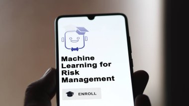 03 Ocak 2024. Öğrenci, Makine Risk Yönetimi Programı 'na e-öğrenme yoluyla yükseltici sertifika ile telefonla kaydoluyor.