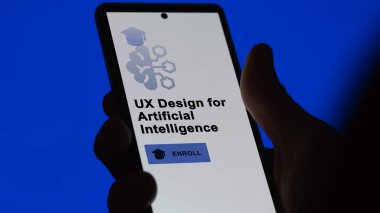 03 Ocak 2024. Öğrenci bir telefonla UX Yapay Zeka Tasarım programına kaydoluyor, e-öğrenme yoluyla yükseltici sertifika