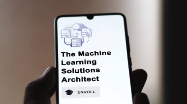 03 Ocak 2024. Öğrenci, Makine Öğrenme Çözümleri Mimarlığı programına bir telefonla kaydoluyor, e-öğrenme yoluyla yapay zeka sertifikası