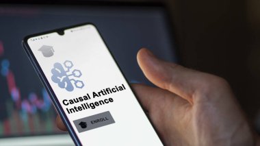 03 Ocak 2024. Öğrenci telefondaki Nedensel Yapay Zeka programına kaydoluyor, e-öğrenme yoluyla iyileştirme sertifikası