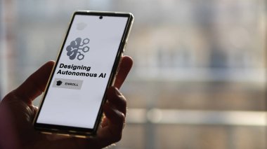 03 Ocak 2024. Öğrenci bir telefonla Özerk Yapay Zeka Programı 'na kaydoluyor, e-öğrenme yoluyla canlandırıcı sertifika