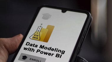 03 Ocak 2024. Öğrenci bir telefonla Power BI programına Veri Modelleme 'ye kaydoluyor, e-öğrenme yoluyla moral bozucu sertifika