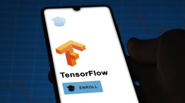 03 Ocak 2024. Öğrenci telefonda TensorFlow programına kaydoluyor, e-öğrenme yoluyla canlandırıcı sertifika