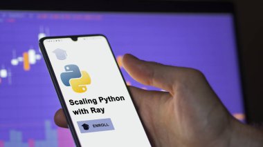 03 Ocak 2024. Öğrenci telefonla Python 'u Ölçeklendirme programına kaydoluyor, e-öğrenme yoluyla sertifikayı canlandırıyor