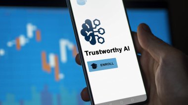 03 Ocak 2024. Öğrenci telefondaki güvenilir yapay zeka programına kaydoluyor, e-öğrenme yoluyla moral bozucu sertifika.