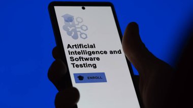 03 Ocak 2024. Öğrenci, AI ve Yazılım Test Programı 'na bir telefonla kaydoluyor, e-öğrenme yoluyla iyileştirme sertifikası