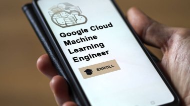 03 Ocak 2024. Öğrenci, Google Bulut Makinesi Öğrenme Mühendisliği programına e-öğrenme yoluyla yükseltici sertifika ile bir telefonla kaydoluyor