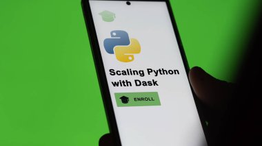 03 Ocak 2024. Öğrenci telefonda Dask programıyla Python 'u Ölçeklendirme programına kaydoluyor.