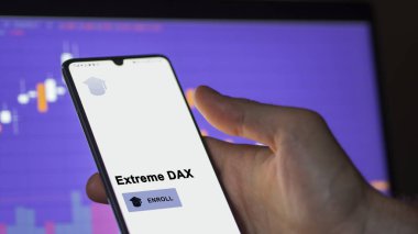 03 Ocak 2024. Öğrenci bir telefonla Extreme DAX programına kaydoluyor, e-öğrenme yoluyla canlandırıcı sertifika