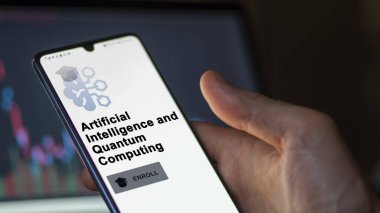 03 Ocak 2024. Öğrenci telefondaki yapay zeka ve kuantum hesaplama programına kaydoluyor, e-öğrenme yoluyla iyileştirme sertifikası