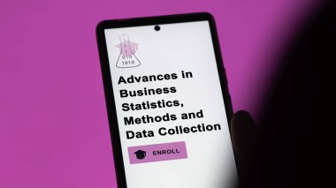 03 Ocak 2024. Öğrenci telefonda İş İstatistikleri, Yöntemler ve Veri Toplama programına kaydoluyor, e-öğrenme yoluyla sertifikayı canlandırıyor