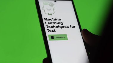 03 Ocak 2024. Öğrenci telefondaki Metin Programı için Makine Öğrenme Teknikleri 'ne kaydoluyor, e-öğrenme yoluyla yükseltici sertifika
