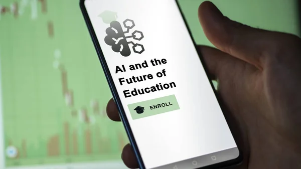 03 Ocak 2024. Öğrenci, AI ve Eğitim 'in Geleceği programına e-öğrenme yoluyla moral verici bir şekilde telefonla kaydoluyor.