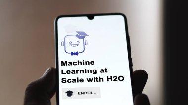 6 Ocak 2024. Öğrenci telefondaki H2O programı ile Makine Öğrenme 'ye kaydoluyor, e-öğrenme ile canlandırıcı sertifika