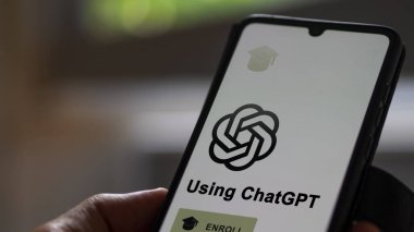 6 Ocak 2024. Öğrenci bir telefonda ChatGPT programına kaydoluyor, e-öğrenme yoluyla öldürücü sertifika