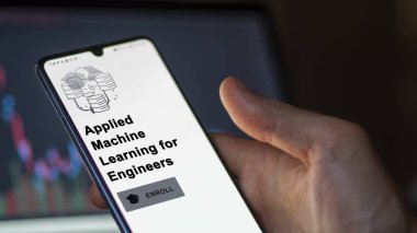 6 Ocak 2024. Öğrenci, Uygulamalı Makine Mühendisleri Öğrenme programına e-öğrenme yoluyla yapay zeka sertifikası ile telefon üzerinden kaydoluyor.