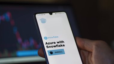 6 Ocak 2024. Öğrenci bir telefonla Azure 'ye kaydoluyor, e-öğrenme yoluyla heyecan verici bir sertifika.