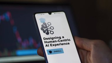 6 Ocak 2024. Öğrenci telefonda İnsan-Merkezli Yapay Zeka Deneyimi programına kaydoluyor, e-öğrenme yoluyla canlandırıcı sertifika