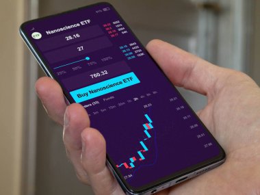 Değiş tokuş yapılmış fon şeması, nanobilimin akıllı telefonundaki borsa verilerine yatırım. Bir eğilimin iş analizi. Uluslararası fonlara yatırım yapmak. Mavi çiplerin satın alınması stratejik ETF