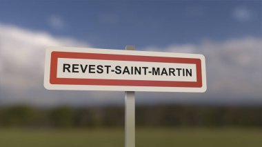 Revest-Saint-Martin kasaba girişinde bir işaret, Revest Saint Martin şehrinin işareti. Alpes-de-Haute-Provence 'de bir kasabaya giriş..