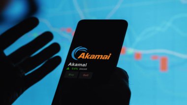 15 Ocak 2024. Değiş tokuş ekranında Akamai 'nin logosu. Akamai hisse senetleri, AKAM $bir aygıt üzerinde.