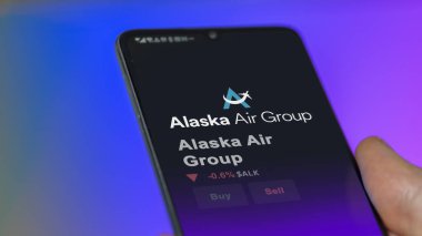 15 Ocak 2024. Alaska Hava Grubu 'nun logosu bir değiş tokuş ekranında. Alaska Hava Grubu hisse senetleri, bir cihaza ALK $..