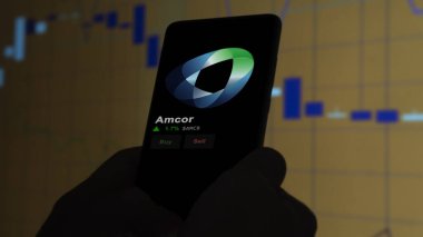 15 Ocak 2024. Bir değiş tokuş ekranında Amcor 'un logosu. Amcor fiyat hisseleri, bir aygıt üzerinde AMCR $.