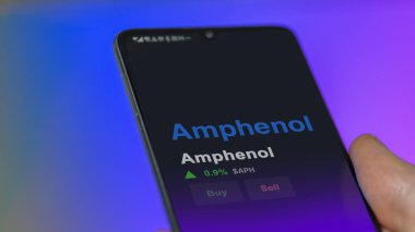 15 Ocak 2024. Değiş tokuş ekranında Amphenol logosu var. Amphenol fiyat hisseleri, bir aygıt için APH $.
